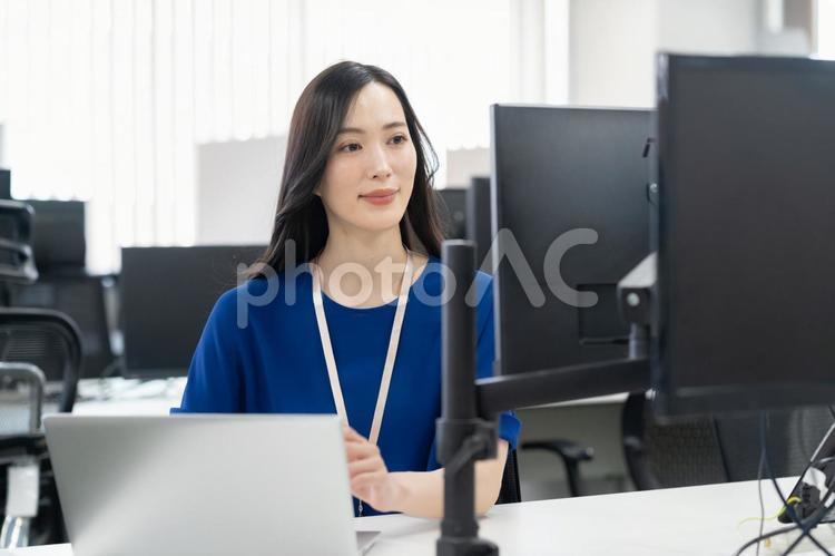 オフィスカジュアルの若い女性エンジニア ビジネス,エンジニア,女性の写真素材