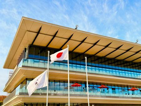 馬事公苑のモダンなビルと国旗 馬事公苑,国旗,青空の写真素材