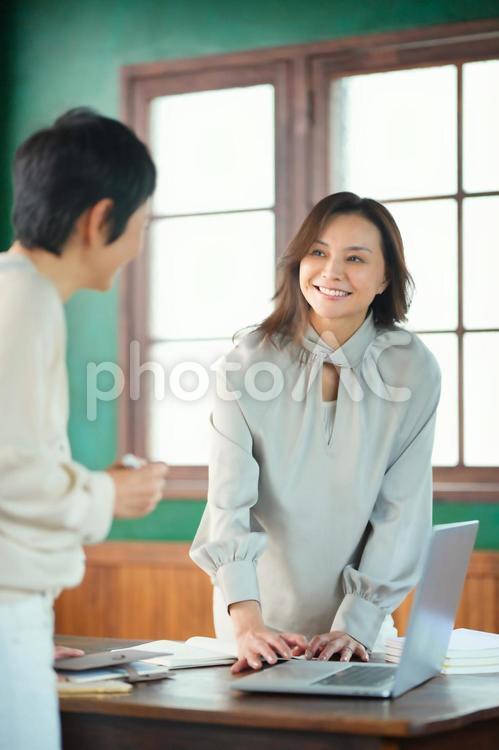 立って挨拶する女性たち 女性,主婦,挨拶の写真素材