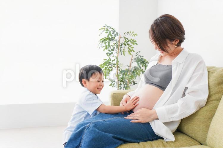 赤ちゃんの鼓動を聞く小さな男の子 元気,長男,母親の写真素材