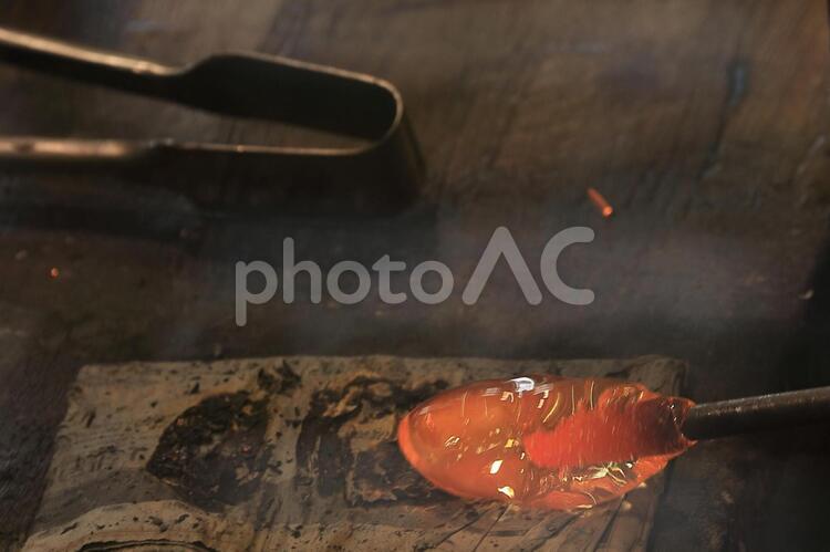 グラス制作　溶けたガラス グラス制作形つくり,ガラス,吹きガラス工程の写真素材