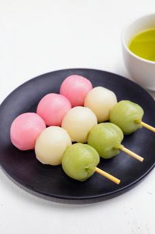 三色だんごとお茶2 だんご,三色団子,和菓子の写真素材