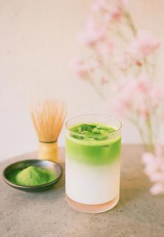 和の雰囲気漂う抹茶ラテ 和の雰囲気漂う抹茶ラテの写真