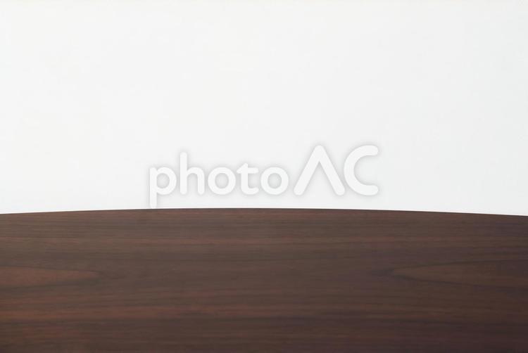 白い壁と木の机 机,壁,白の写真素材