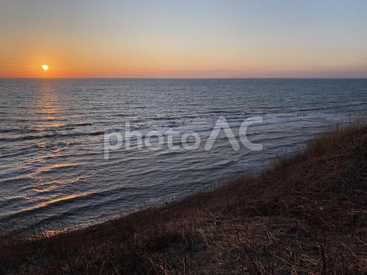 日本海に沈む夕日 日本海,夕日,夕暮れの写真素材
