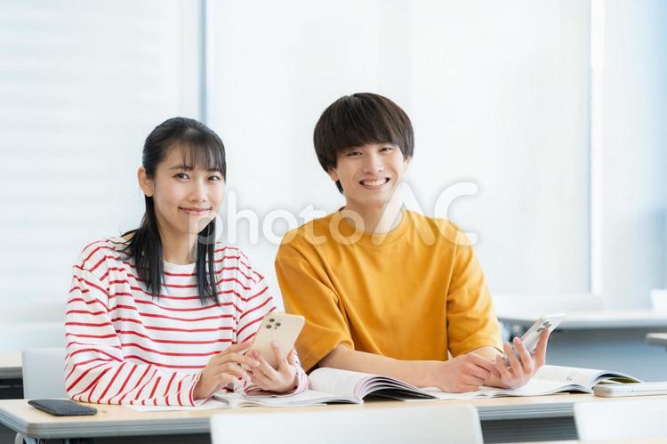 勉強をする男女の大学生 教育,塾,勉強の写真素材
