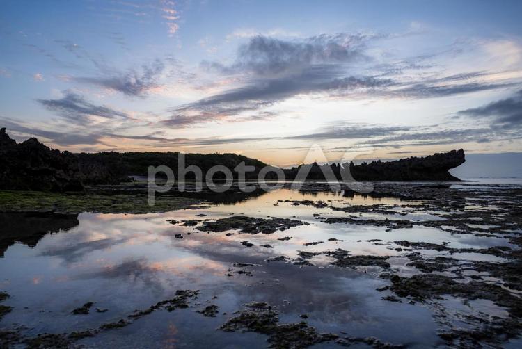 沖縄県今帰仁村の海岸からの夕景 風景,夕景,空の写真素材