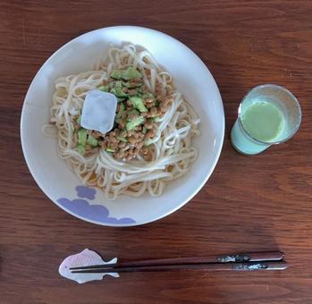 うどんに納豆と刻み胡瓜の糠漬けなどの昼食 うどんに納豆と刻み胡瓜の糠漬けなどの昼食 昼食,うどん,納豆の写真素材