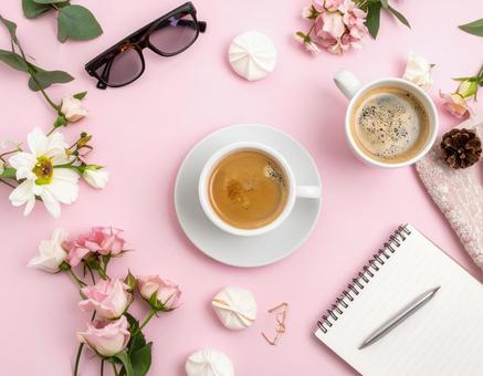 テーブルの上のコーヒーの写真