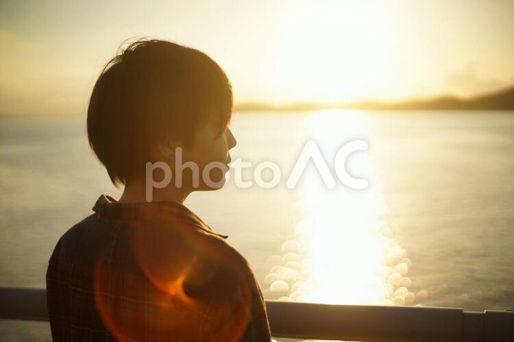夕日と海とボーイッシュな女の子 ボーイッシュ,lgbt,ショートカットの写真素材