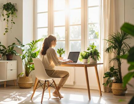 自宅オフィスで仕事をする女性の写真
