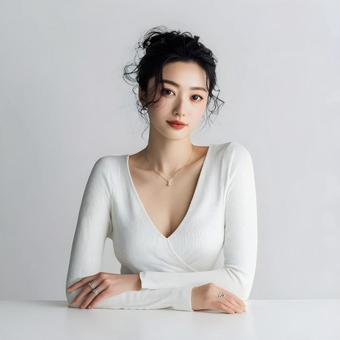 白い服の黒髪の女性 白い服の黒髪の女性の写真