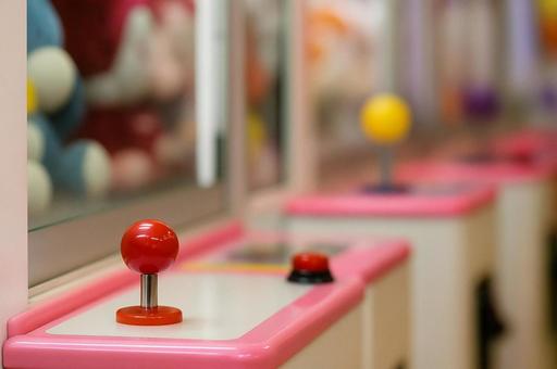 ゲームセンターのクレーンマシーンの写真