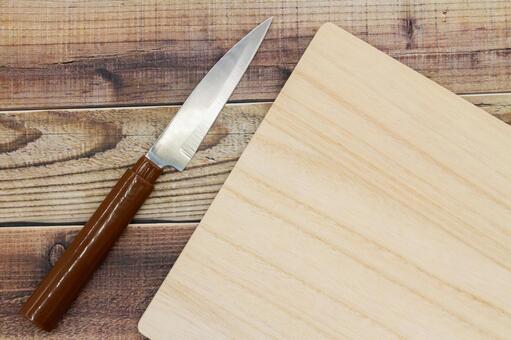 木製まな板とフルーツナイフ（俯瞰） まな板,フルーツナイフ,ナイフの写真素材