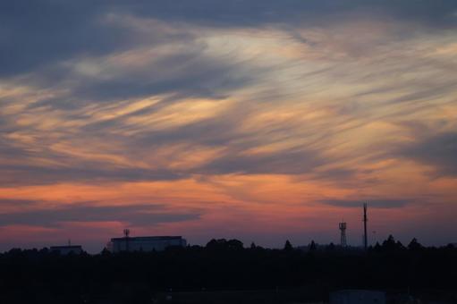 幻想的な色の夕空とシルエットの森と建物 幻想的な色の夕空とシルエットの森と建物の写真