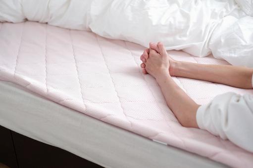 40代女性の手 40代女性の手 女性,手,両手を組むの写真素材