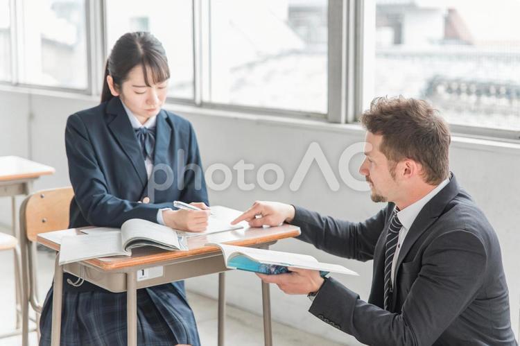 日本人の女子高校生を指導する外国人教師 高校生,勉強,学校の写真素材
