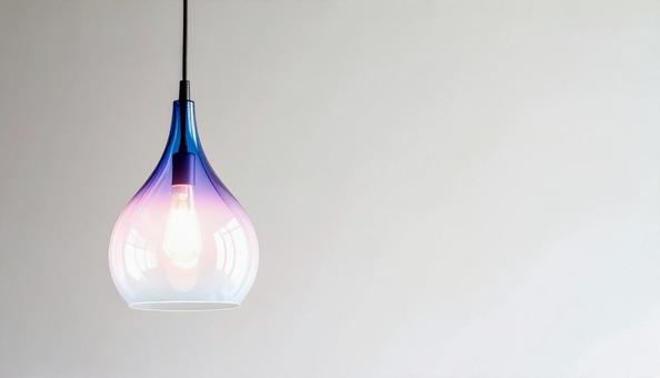 虹色のペンダントライトの写真