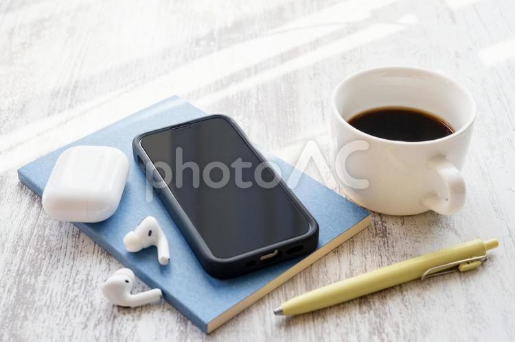 コーヒーとスマートフォンで朝のひととき デスク,コーヒーカップ,コーヒーの写真素材