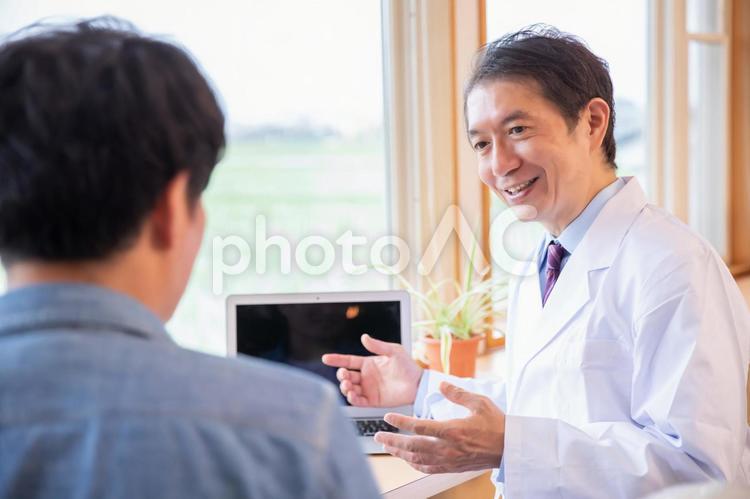男性を診察する医師 医師,医者,ドクターの写真素材