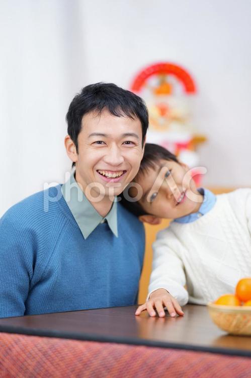 カメラ目線の仲良し親子 親子,男性,男の子の写真素材