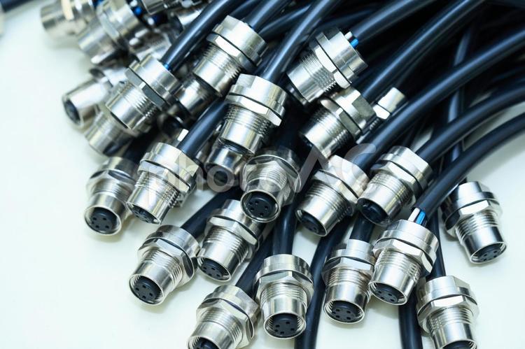 工業用の機械に接続する電線 電線,電線加工,ケーブルハーネスの写真素材