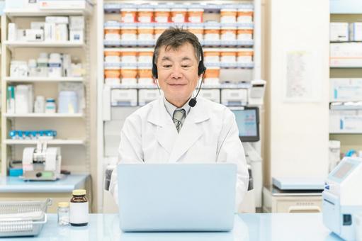 薬局でオンライン服薬指導する薬剤師の男性 薬局でオンライン服薬指導する薬剤師の男性 オンライン服薬指導,オンライン薬局,オンライン診療の写真素材