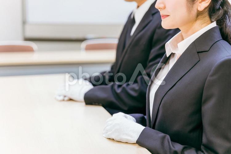 白手袋をつけたスーツ姿の男女 鑑定士,質屋,鑑定の写真素材