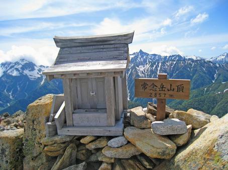 常念岳山頂の祠と標識 常念岳,山頂,北アルプスの写真素材