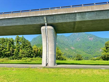 道路 高架橋 自然 道路 高架橋 自然の写真