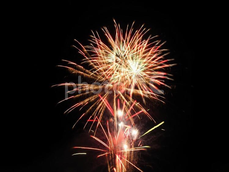 夏の風物詩　打上げ花火 花火,夏,夏祭りの写真素材