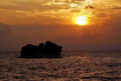 島根県の宍道湖に沈む美しい夕陽 島根県の宍道湖に沈む美しい夕陽の写真