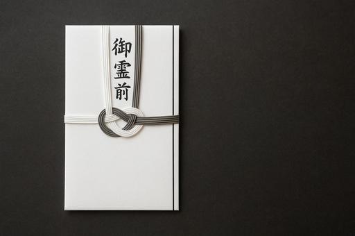 香典袋とシックな黒背景の写真