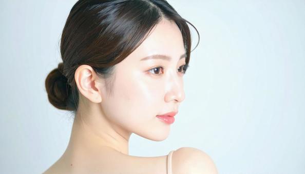 透明感のある肌の美しい女性の写真