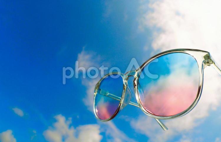 夏空と雲とグラデーションのあるサングラス 保護,紫外線,サングラスの写真素材