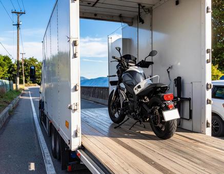 輸送用トラックに積載されたバイク 輸送用トラックに積載されたバイクの写真
