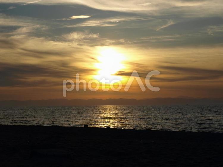 新潟市五十嵐浜からの夕焼けです 海,夕焼け,夕日の写真素材