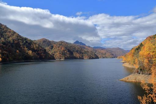 さっぽろ湖の黄葉11 さっぽろ湖の黄葉11 紅葉,黄葉,定山渓ダムの写真素材