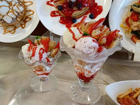 苺パフェの食品サンプル 苺パフェの食品サンプルの写真