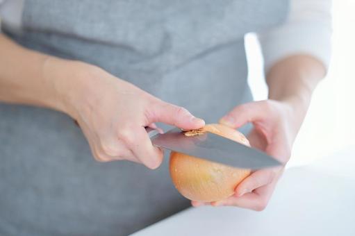 玉ネギの皮を包丁で剥いている人の手 玉ネギの皮を包丁で剥いている人の手 玉ネギ,皮むき,料理の写真素材