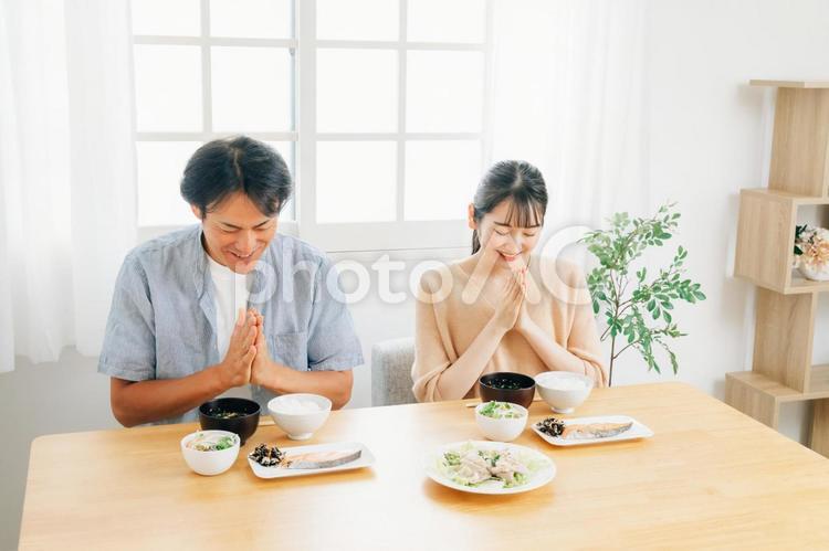 食事をする若い夫婦（いただきます） いただきます,食事,挨拶の写真素材