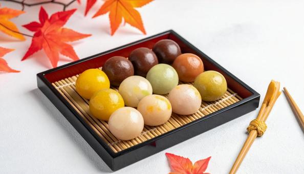秋の紅葉と和菓子の写真