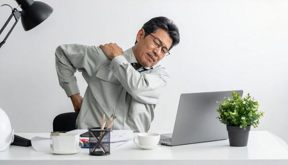 仕事の合間に肩を回すミドルのエンジニア 仕事の合間に肩を回すミドルのエンジニアの写真