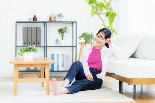 リビングでくつろぐ若い女性 若い女性,笑顔,大学生の写真素材