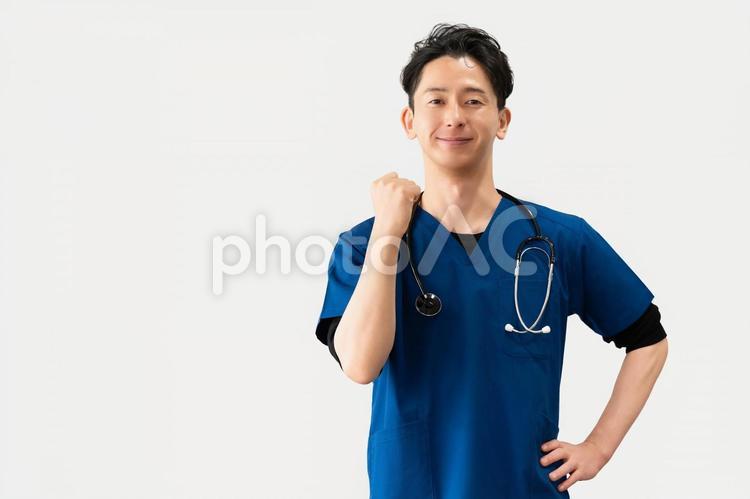 ガッツポーズをする医療スタッフの男性 男性,医療,医者の写真素材