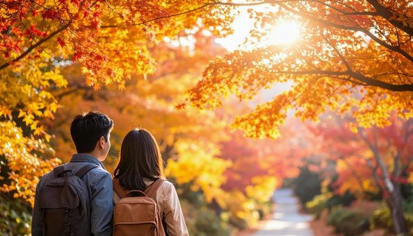 美しい紅葉を眺める夫婦の後ろ姿 美しい紅葉を眺める夫婦の後ろ姿の写真