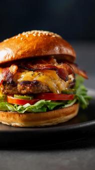 溶けるチーズとベーコンの美味しいバーガー 溶けるチーズとベーコンの美味しいバーガーの写真