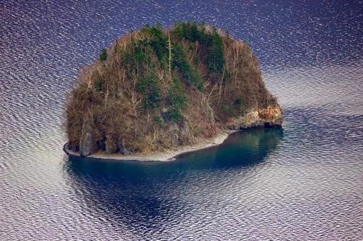 摩周湖に浮かぶカムイシュ島2 摩周湖に浮かぶカムイシュ島2 カムイシュ島,摩周湖,阿寒摩周国立公園の写真素材