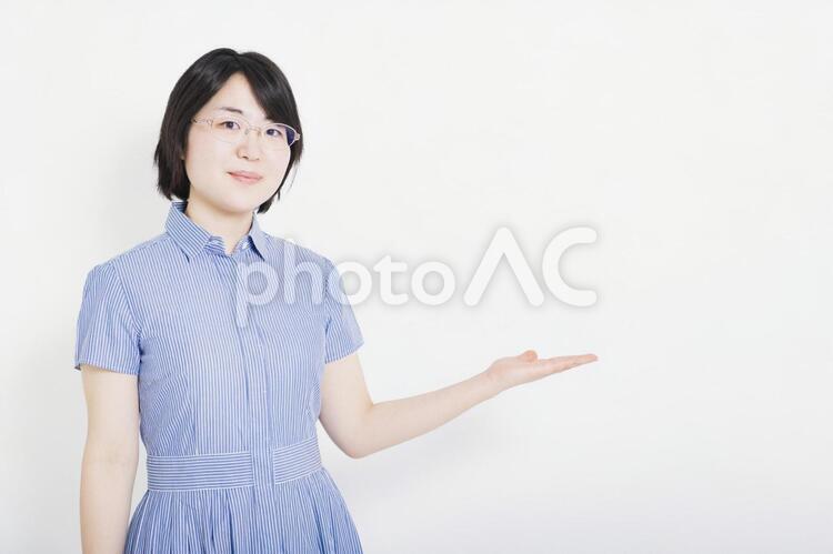 案内をするワンピースを着た女性 案内,女性,ビジネスの写真素材