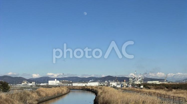 冬の日中の月 風景,空,月の写真素材